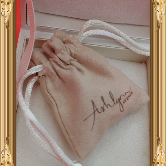 $180 Ashlynn Avenue gold ring size 7 - Picture 4 of 5